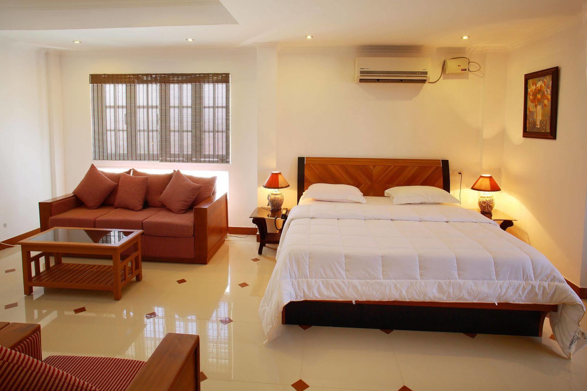 Phils' Residency & Banquets Hotel Kochi Exterior foto