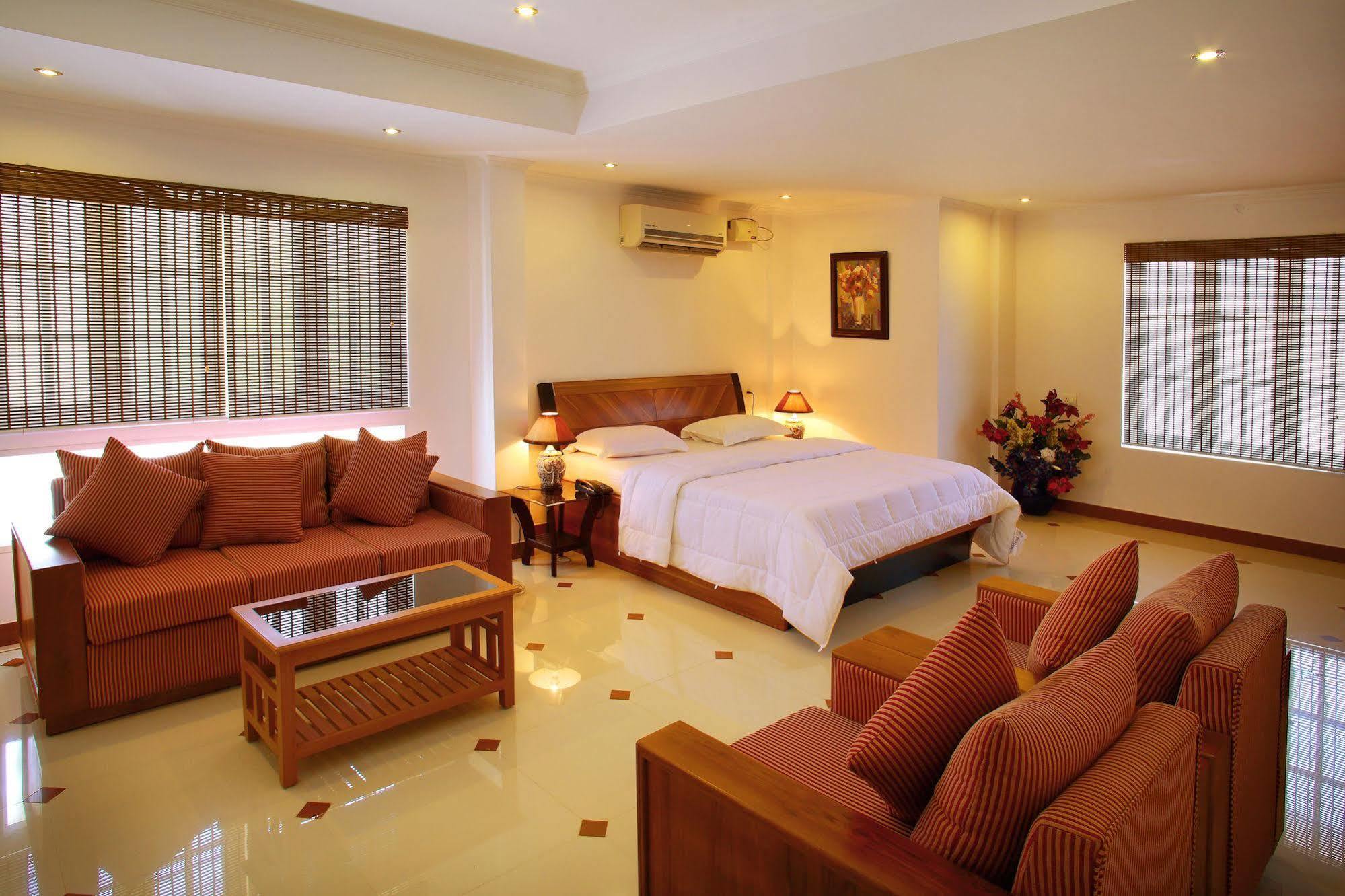 Phils' Residency & Banquets Hotel Kochi Exterior foto